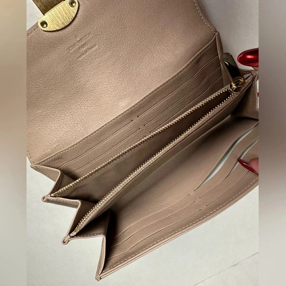 Authentic LOUIS VUITTON Mahina Amelia Wallet Beige Opal w/COA - Picture 10 of 15